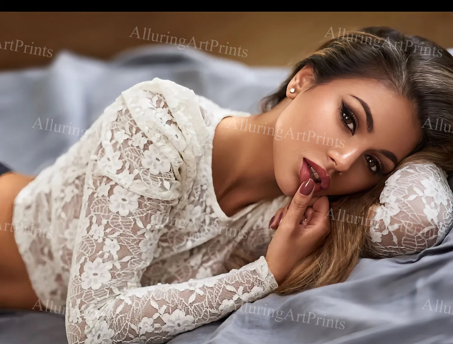 Risque Brunette Model - HH565