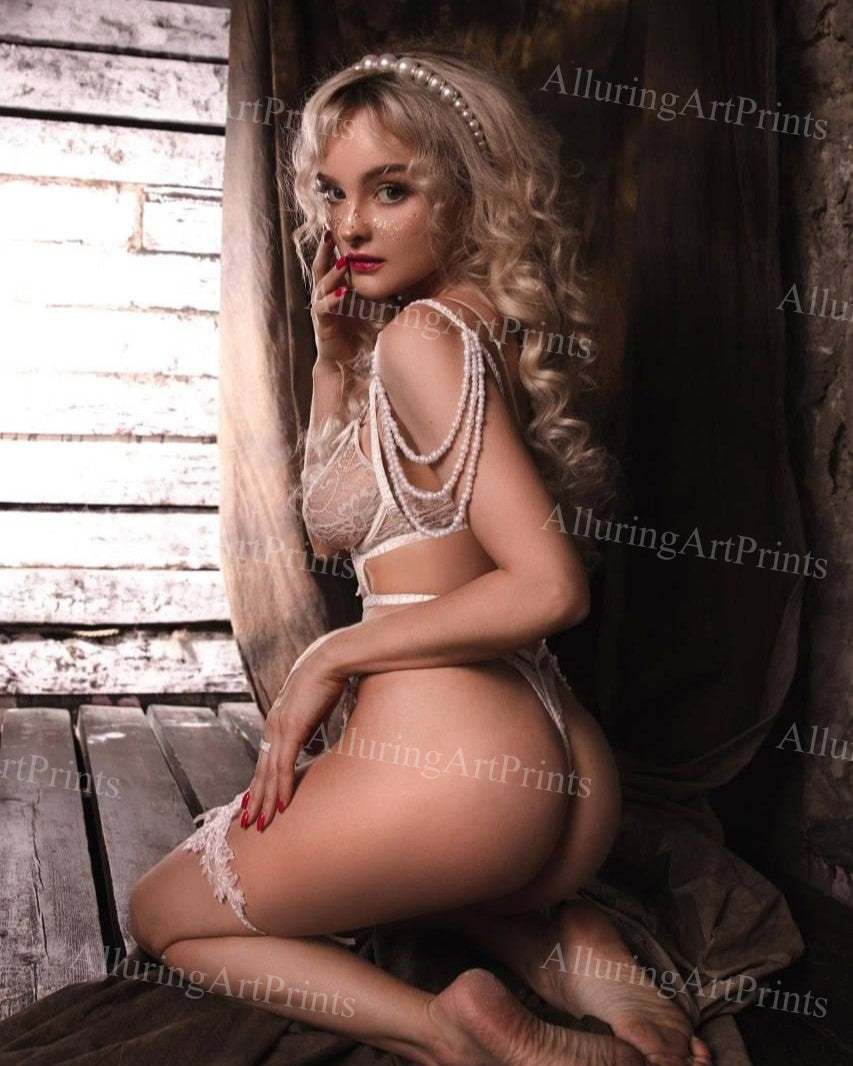 Risque Blonde Model - M40