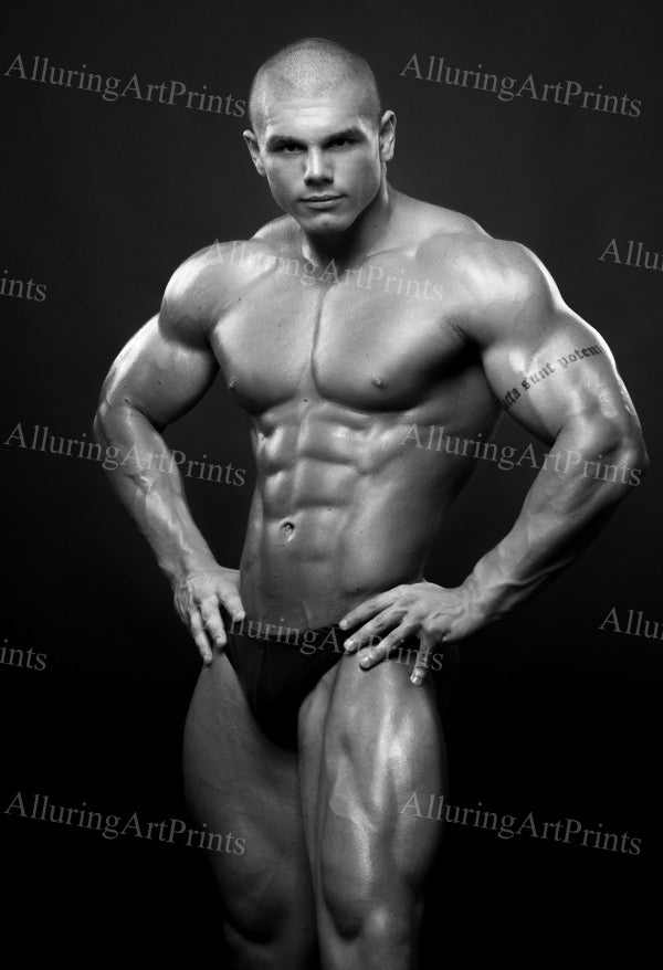 Frontal Male Model Muscular - G111