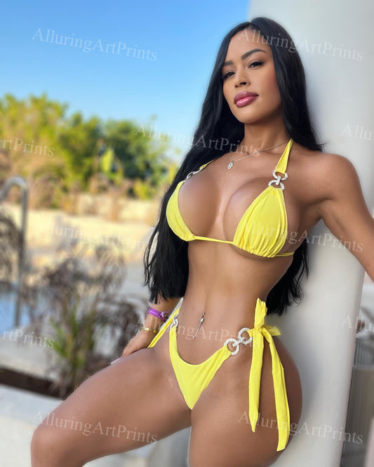 Risque Brunette Model - K426