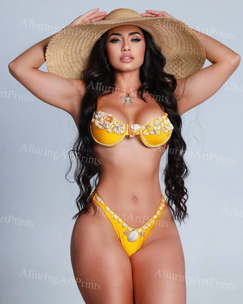 Risque Brunette Model - M155
