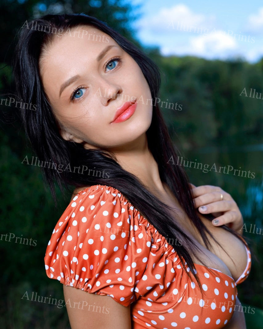 Risque Brunette Model - M182