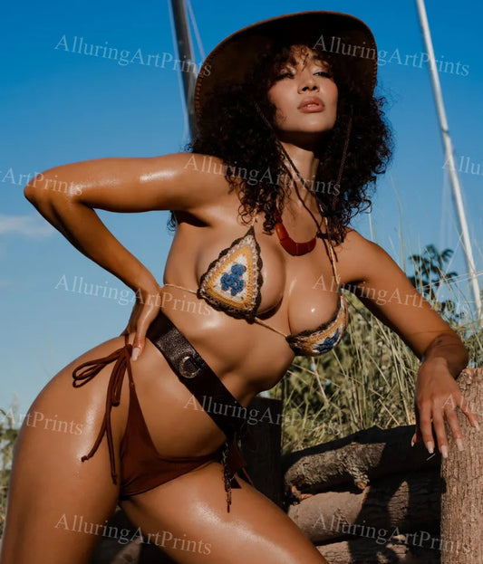 Risque Brunette Model - C869
