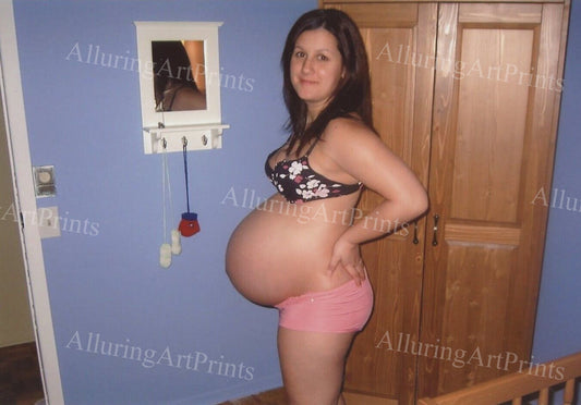 Pregnant Brunette Model - R922