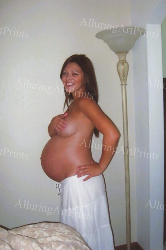 Pregnant Brunette Model - R925