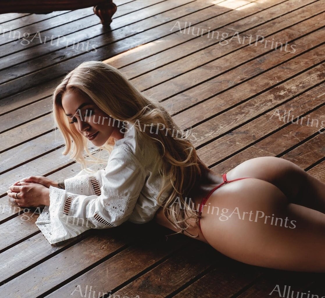 Risque Blonde Model Big Booty- A333